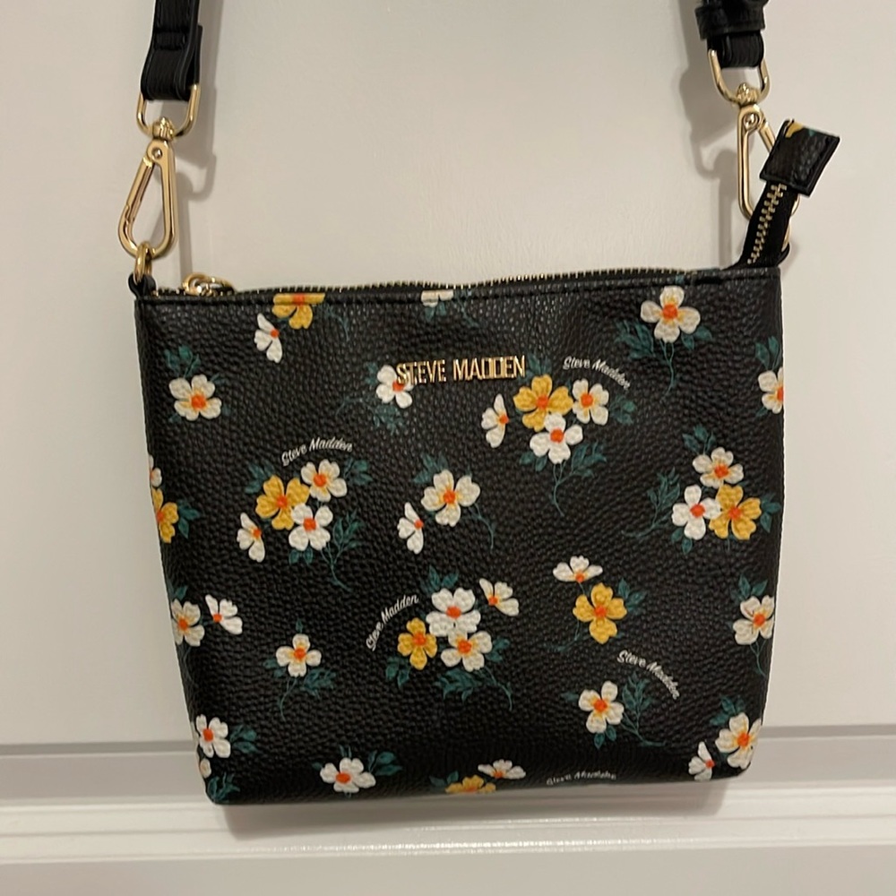 Steve Madden long adjustable strap perfect condition